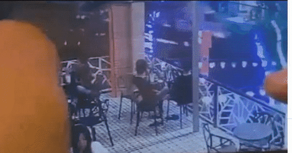 Theo camera ghi lại vụ tai nạn, thời điểm va chạm có tia lửa tóe ra kéo dài, sau đó thi thể nạn nhân bị cuốn đi.