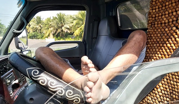 Tài xế nằm bất động trên xe