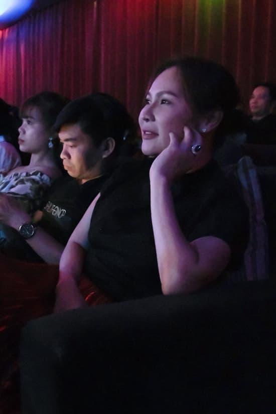 Bà xã doanh nhân đã âm thầm bay từ Phú Quốc về TP.HCM để đến sự kiện và tạo bất ngờ cho chồng