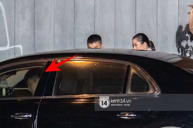 Mặt khác, Lâm Bảo Châu đã đợi sẵn ở trong xe chờ Lệ Quyên