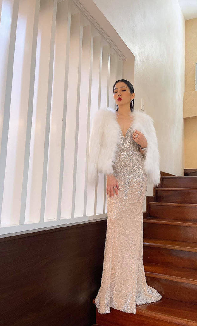 Lâm Bảo Châu đăng tải khoảnh khắc cực tình và thừa nhận tương tư ai kia. Đáng nói, người phụ nữ ngồi cạnh Lâm Bảo Châu đang diện áo lông và váy dạ hội giống hệt của Lệ Quyên