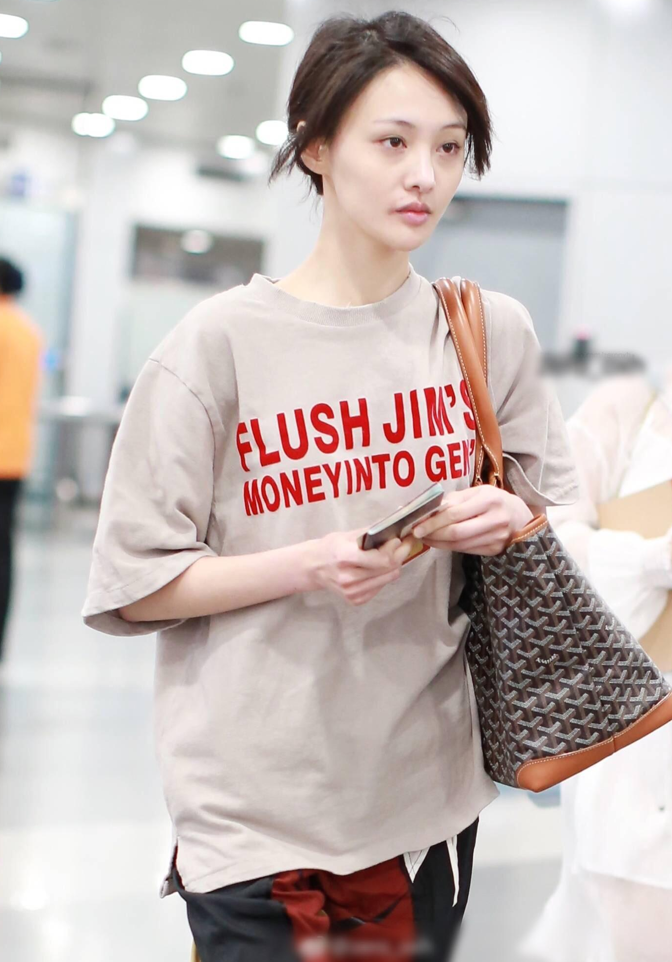 Từng có một khoảng thời gian dài, người ta thấy Trịnh Sảng ăn mặc xuề xòa, để mặt mộc đi ra ngoài mà không quan tâm mình là một ngôi sao nổi tiếng.