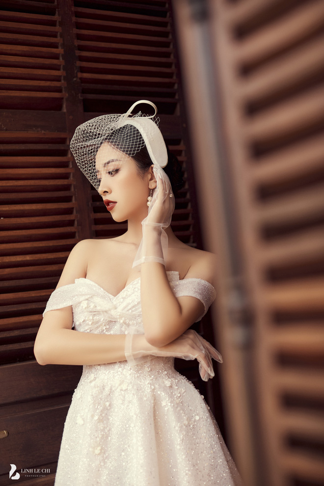 Thuý An tranh thủ khoe vóc dáng nuột nà và vai trần gợi cảm