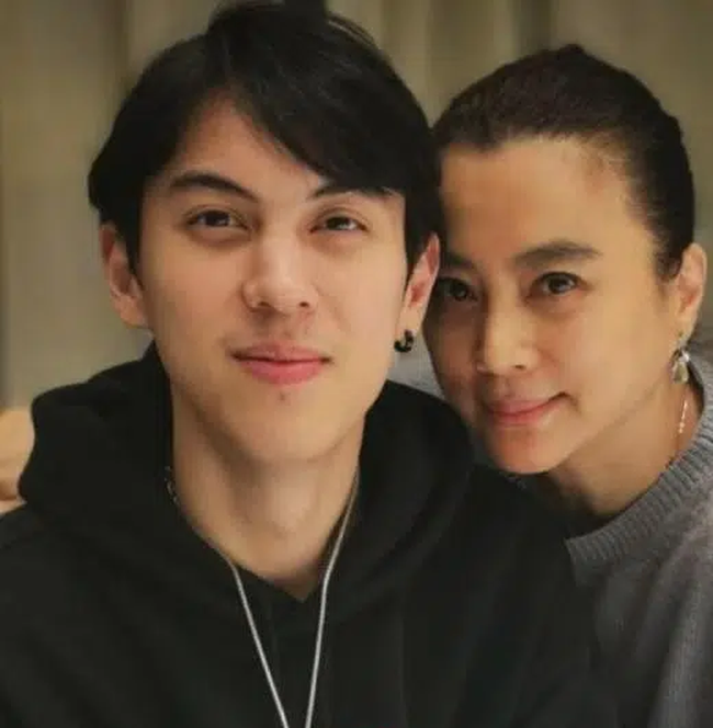 Con trai của Lý Linh Ngọc thừa hưởng các nét đẹp của bố mẹ.