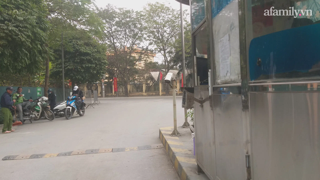 Những vết máu vẫn còn dính xung quanh