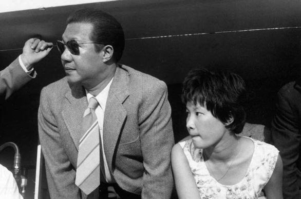 Công chúa Phương Mai cùng cha là vua Bảo Đại xem cuộc đua xe Giải F1 ở Monza (Ý) năm 1955 - Ảnh: GETTY IMAGES