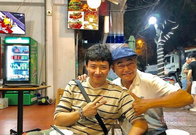 NSND Việt Anh bên học trò Trấn Thành. Nam nghệ sĩ dành nhiều lời khuyên bảo, chỉ dạy anh trong mỗi dịp gặp gỡ ăn uống. 