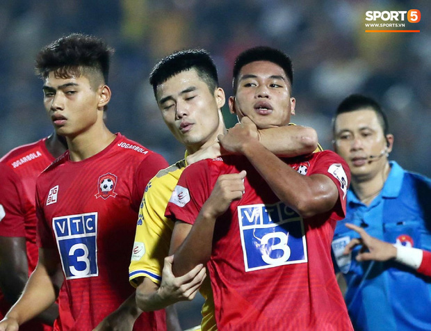 Văn Hạnh (áo đỏ phải) nhận thẻ đỏ trong trận gặp Nam Định ở giai đoạn 2 V.League 2020 (Ảnh: Hiếu Lương)