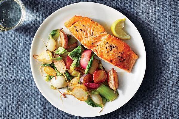 Selen có mặt trong các loại cá như cá thu, cá ngừ, cá cơm, cá trích, cá chỉ vàng, cá hồi, cá mòi...