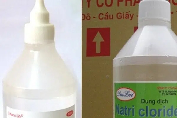 Hành động nhầm nhọt từ chai nước muối sinh lý sang chai cồn 90 độ là chuyện không hề hiếm gặp trong cuộc sống hàng ngày.