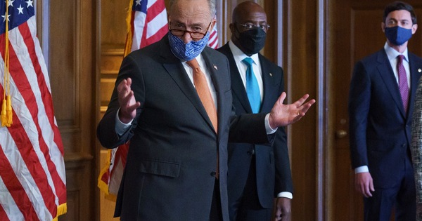 Lãnh đạ phe đa số Thượng viện Chuck Schumer trong một cuộc họp báo tại quốc hội Mỹ. Ảnh: AP