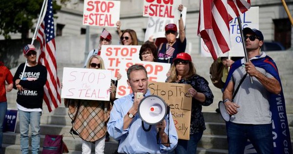 Nghị sĩ Perry nói chuyện với những người ủng hộ ông Trump ở bang Pennsylvania tháng 11 năm ngoái. Ảnh: Reuters