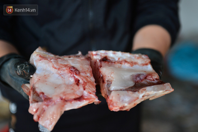 Cá sau khi làm sạch được tẩm ướp gia vị gồm: Gừng, riềng, mắm, muối, sườn lợn, nước cốt cua ……và một số gia vị cổ truyền được cho vào niêu đất đã được lót ở bên dưới một lớp riềng