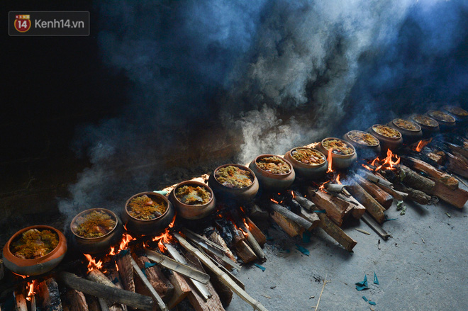 Khi mở niêu cá kho, ta có thể thấy khúc cá có màu đen nâu, phần thịt mềm nhưng không bở, xương mềm có thể ăn cả mà không cần bỏ đi phần nào.