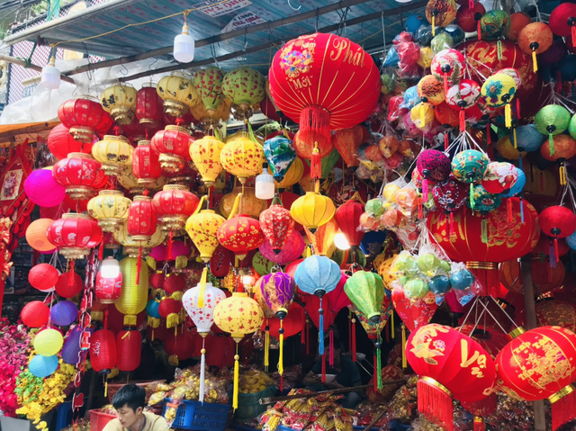 Những mẫu đèn lồng đa kiểu dáng được bán với giá từ 50.000 đồng đến dưới 300.000 đồng tại Hàng Mã. Loại đèn lồng cỡ nhỏ, treo thành dây, chùm thu hút sức mua lớn của nhiều người tiêu dùng.