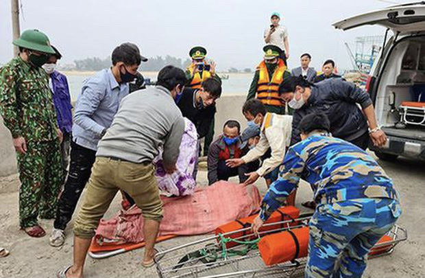 Lực lượng chức năng đưa thi thể thuyền viên gặp nạn lên bờ. Ảnh: Thanh Thủy