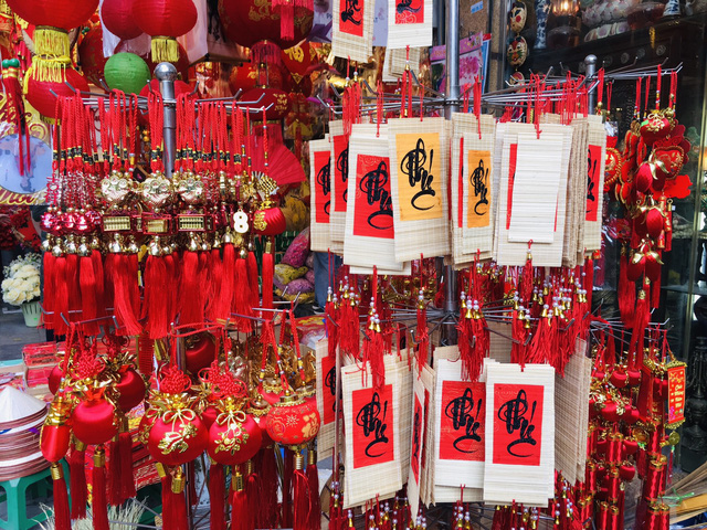 Đèn lồng, bao lì xì, câu đối đỏ,... là những mặt hàng được nhiều người tiêu dùng quan tâm mua sắm nhất trong dịp này. Các câu đối được dán các kiểu chữ mang tín hiệu của sự may mắn, bình an và hạnh phúc.