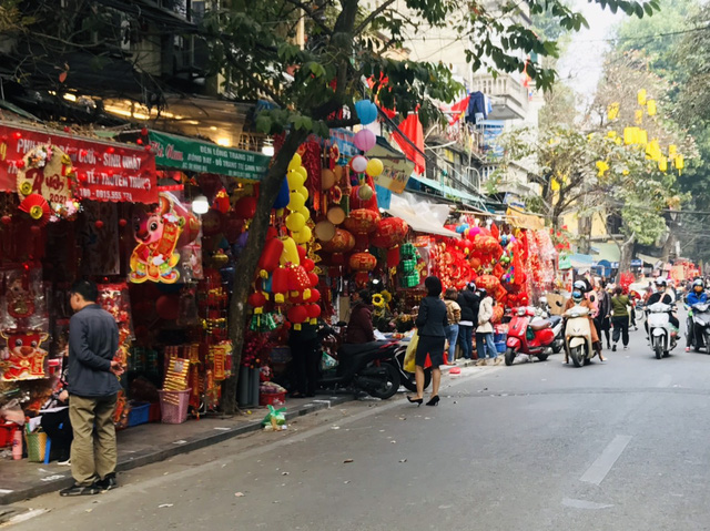 Từ những câu đối, cành mai, cành đào đến phong bao lì xì ở đây chỉ dao động từ vài chục nghìn đồng đến vài trăm nghìn đồng phục vụ mọi nhu cầu của người dân.