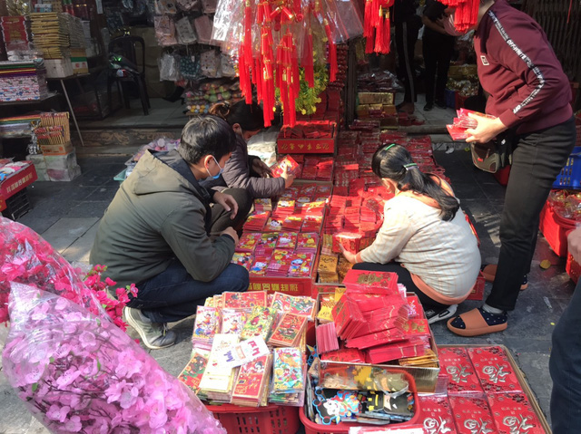 Mặt hàng bao lì xì truyền thống vẫn được bày bán nhộn nhịp. Khác với mọi năm, các loại bao lì xì được cải tiến theo nhiều hình thức mới lạ, độc đáo đặc biệt mô phỏng theo các câu nói 