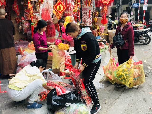 Mặc dù năm nay dịch bệnh COVID - 19 ảnh hưởng không ít đến kinh tế của người dân, tuy nhiên đối với ngày Tết, ai cũng muốn mua sắm nhiều món đồ trang trí, làm đẹp cho gia đình để hy vọng một năm mới may mắn hơn. Khắp cả con phố Hàng Mã cũng vì thế mà 