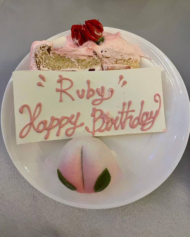 Tiệc sinh nhật có bóng bay màu hồng, bánh gato hình quả đào với ý nghĩa chúc sức khoẻ dồi dào, ngoài ra còn có bánh hình tượng giải thưởng Kim Mã,...