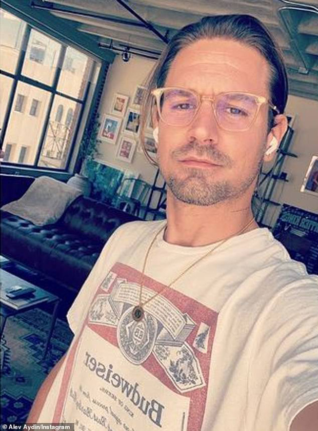 Hình ảnh lộ mặt hiếm hoi của Alev trên MXH