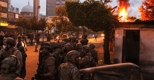 Binh lính Lebanon canh gác gần tòa nhà chính phủ Serail trong cuộc biểu tình chống phong tỏa cũng như kinh tế xuống dốc ở Tripoli - Lebanon hôm 26-1 Ảnh: REUTERS