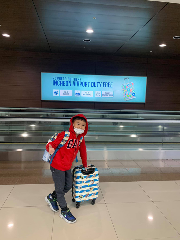 Jacky Minh Trí - con trai Ngô Kiến Huy cao lớn phổng phao, cười tươi dưới ống kính mẹ nuôi 