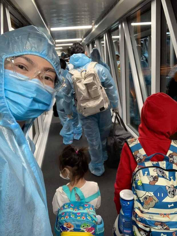 Nữ ca sĩ mặc đồ phòng hộ, đeo khẩu trang cẩn thận