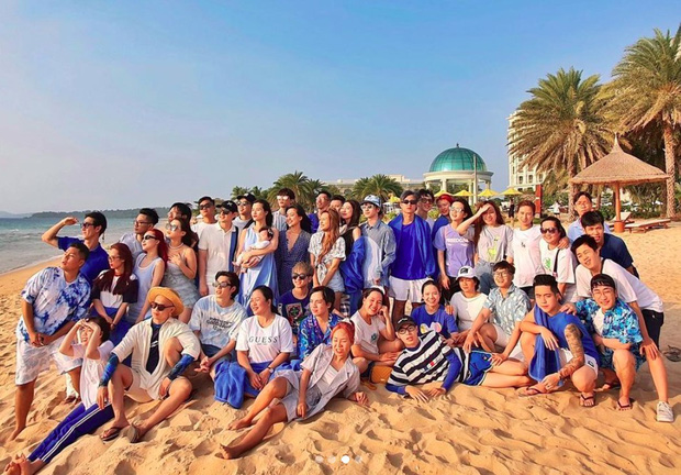 Bé Winnie luôn được ưu ái đứng giữa khung hình cùng với bố mẹ