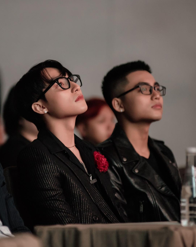 Anh em Sơn Tùng - Việt Hoàng không ngại thể hiện tình cảm và sự ủng hộ cho nhau