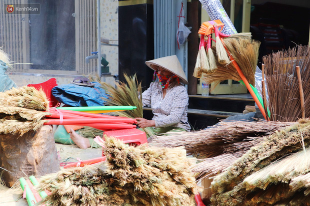 Giá cả của mỗi cây chổi dao động từ 20 - 60 ngàn tùy vào chất lượng người tiêu dùng mong muốn