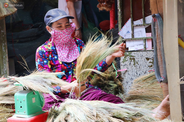 Việc tước hoa đót được xem là bước quan trọng để hình thành nên cây chổi