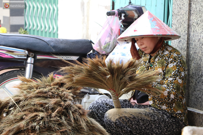 Nụ cười vui vẻ của những người thợ bó chổi, lúc nào cũng lạc quan, yêu đời