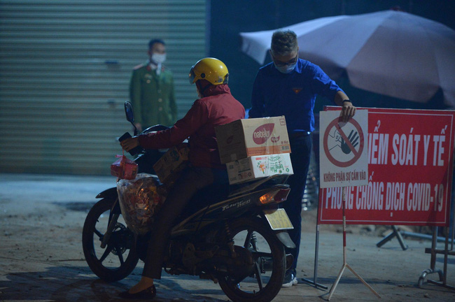 Lực lượng chức năng chốt chặn, kiểm soát người ra vào xung quanh khu vực nhà máy Z153.