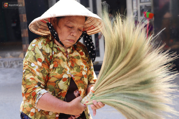 Cô Nở - hay gọi là má 6 là một trong những người thợ lâu năm tại xóm chổi