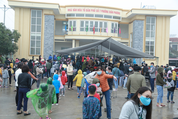 Chính quyền phối hợp với các ban ngành tiến hành lấy mẫu xét nghiệm Covid-19 cho học sinh Trường tiểu học Xuân Phương