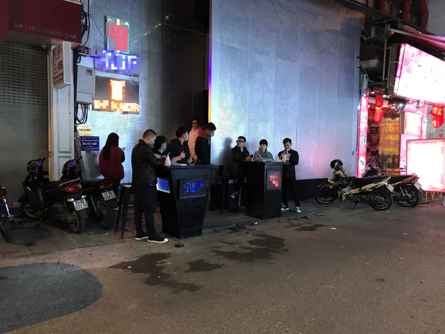 Trước cửa hầu hết các quán bar, pub tại khu vực phố cổ đều có đặt dung dịch sát khuẩn và trang bị máy đo thân nhiệt. Tuy nhiên theo quan sát, việc kiểm soát tại đây được làm khá hời hợt.