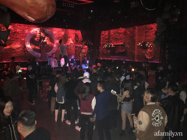 Một quán bar trên phố Tạ Hiện thu hút rất đông người tới vui chơi giải trí. Dù thông tin về tình hình dịch bệnh cũng như khuyến cáo phòng, chống dịch được đăng tải trên báo, mạng xã hội tuy nhiên những quán bar này vẫn đông đúc đến kì lạ, như chưa hề có chuyện gì xảy ra.