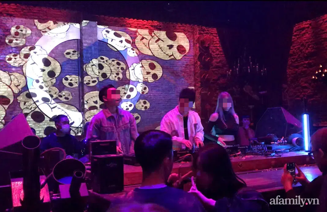 Các DJ làm việc tại đây cũng không hề đeo khẩu trang. Tại quán bar không có bất kì hướng dẫn nào về công tác phòng chống dịch cũng như yêu cầu khách tuân thủ quy định an toàn sức khoẻ.