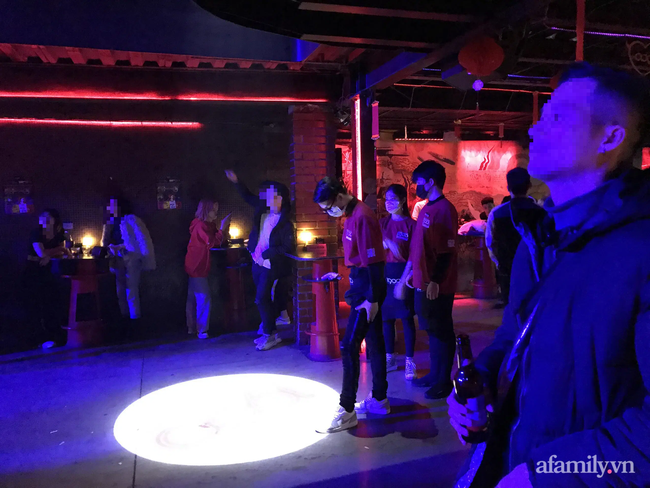 Mỗi người trước khi vào được nhân viên đo thân nhiệt, sát khuẩn tay từ bên ngoài tuy nhiên khi vào bên trong chỉ nhân viên có ý thức đeo khẩu trang.