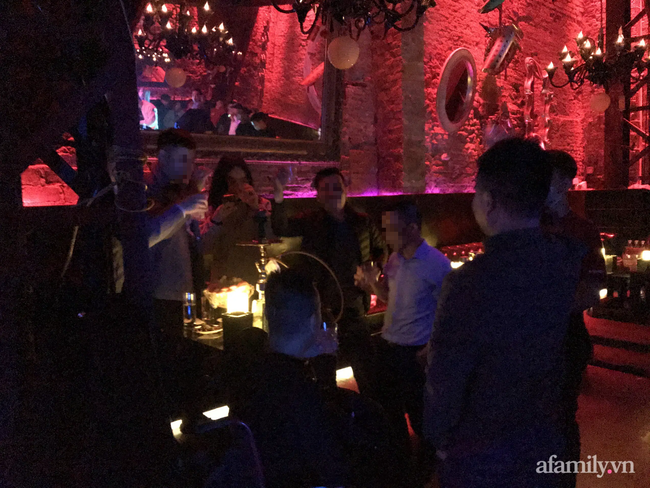 Việc khách tập trung tại một khu vực kín, với số lượng đông tiềm ẩn yếu tố dẫn đến nguy cơ lây nhiễm dịch Covid-19 cao.