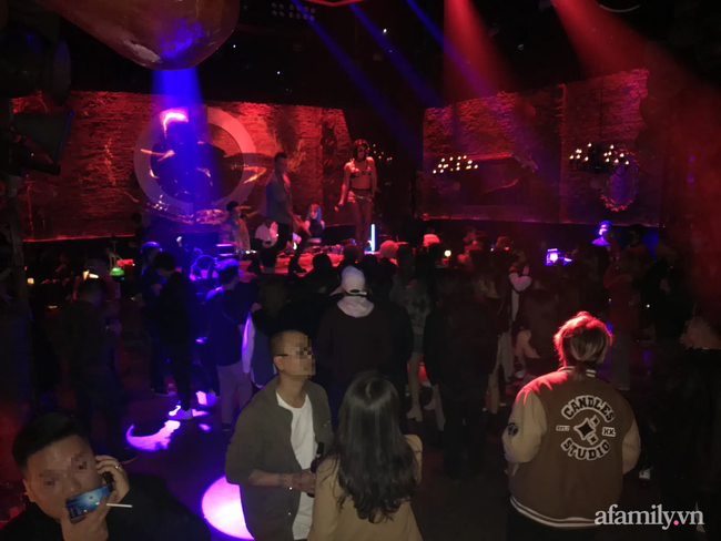 Việc giữ khoảng cách 1m giữa người với người là bất khả thi. Tiếng nhạc lớn khiến mọi người khi nói chuyện càng phải ghé miệng sát tai nhau và hét to. Theo ghi nhận dù khách không đeo khẩu trang nhưng cũng không ai nhắc nhở.