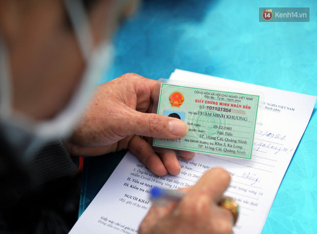 Nhiều người dân tại Móng Cái, Cẩm Phả, Tiên Yên trở về quê hương sẽ tiếp tục hành trình trên chuyến xe mới, hoặc người nhà đón phía bên kia trạm thu phí