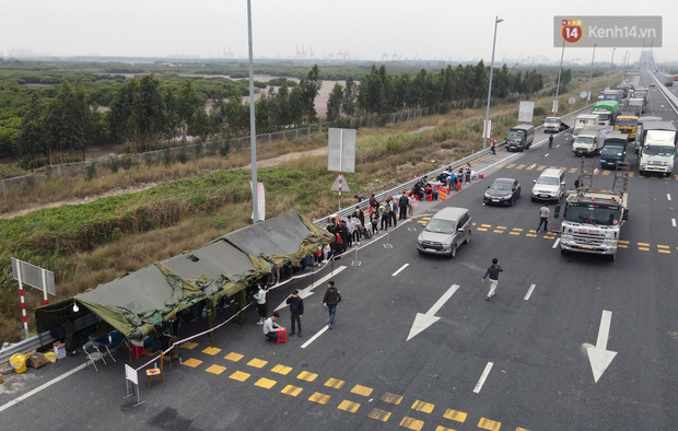 Các phương tiện ô tô đi vào Quảng Ninh cũng phải khai báo y tế khá kĩ càng để vào trong tỉnh