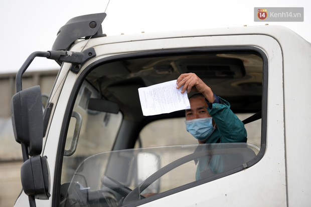Một lái xe chở hàng từ Nam Định vào bến xe Quảng Ninh sau khi khai báo và kiểm tra y tế được phép di chuyển vào