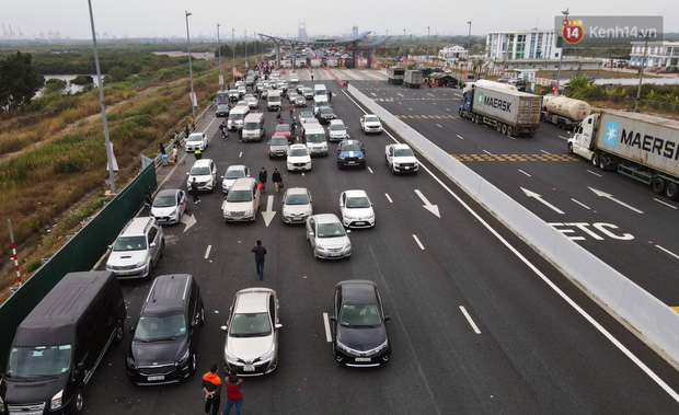 Phía bên kia trạm thu phí, hàng dài xe ô tô khách và xe con chờ người thân để đón mọi người tiếp tục hành trình