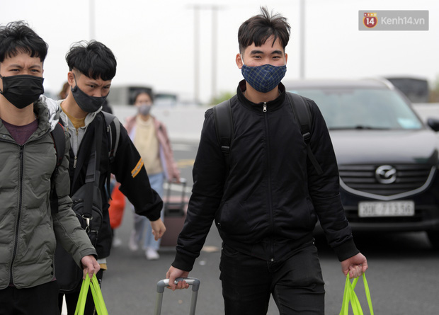 Bạn Nguyễn Cao Cường, sinh viên trường đại học Mỏ địa chất xuống xe tại trạm thu phí cầu Bạch Đằng, thị xã Quảng Yên tỉnh Quảng Ninh để vào khai báo y tế tại trạm kiểm soát dịch Covid-19 của tỉnh tại đây