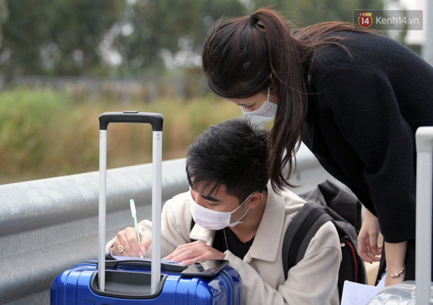 Do lượng người xếp hàng đông nên 2 bạn Trần Thu Uyên và Vũ Đức Anh ngồi tạm ven đường để khai báo y tế. Sau quãng đường dài từ Hà Nội, các bạn sẽ còn tiếp tục hành trình từ đây về Cẩm Phả