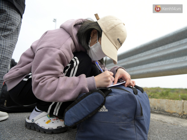 Theo nhiều bạn sinh viên cho biết, 2 ngày hôm trước việc đi lại về quê khá khó khăn nhưng đến hôm nay các nhà xe đã chuẩn bị phương án đưa đón 2 chặng cho mọi người